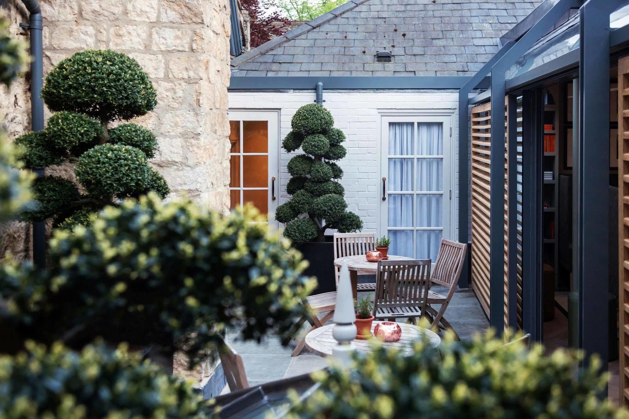 Old Parsonage Hotel Oxford Exteriör bild The courtyard at the hotel