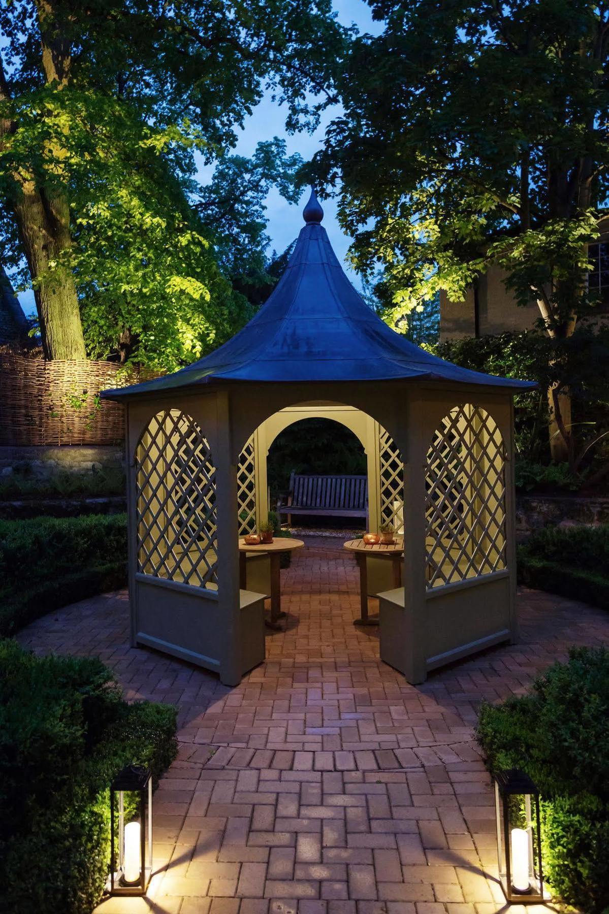 Old Parsonage Hotel Oxford Exteriör bild The gazebo at night